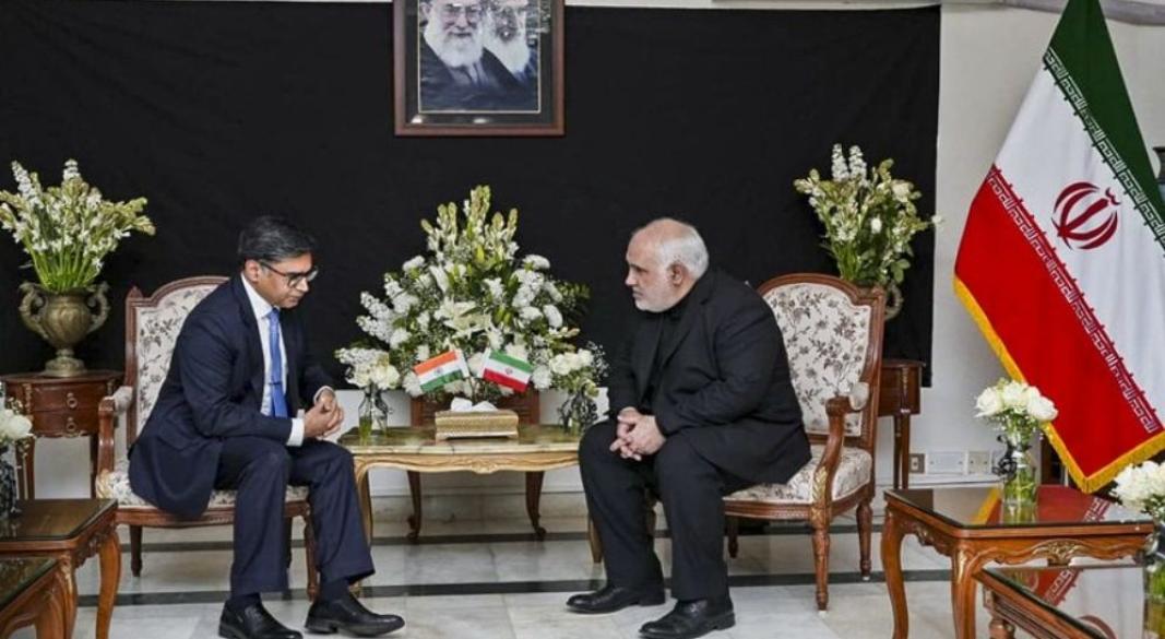 বৈঠকে ভারতের পররাষ্ট্র সচিব বিক্রম মিশ্রি ও দিল্লিতে নিযুক্ত ইরানের রাষ্ট্রদূত মোহাম্মদ ফাতহালি। ছবি: সংগৃহীত