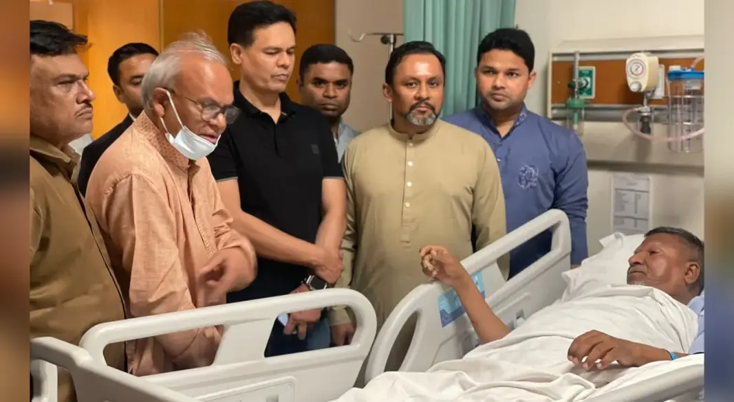 আহত প্রতিমন্ত্রী আবুল বারীকে দেখতে হাসপাতালে বিএনপির ভারপ্রাপ্ত মহাসচিব রুহুল কবির রিজভী।  ছবি: সংগৃহীত