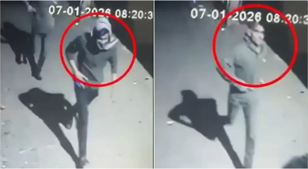 স্বেচ্ছাসেবক দল নেতা মুসাব্বিরকে গুলি করে পালিয়ে যাচ্ছে দুর্বৃত্তরা। ছবি : ভিডিও থেকে সংগৃহীত