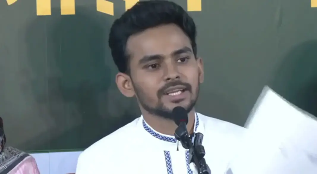 সাংবাদিকদের সঙ্গে কথা বলছেন আসিফ মাহমুদ সজীব ভুঁইয়া। ছবি : সংগৃহীত