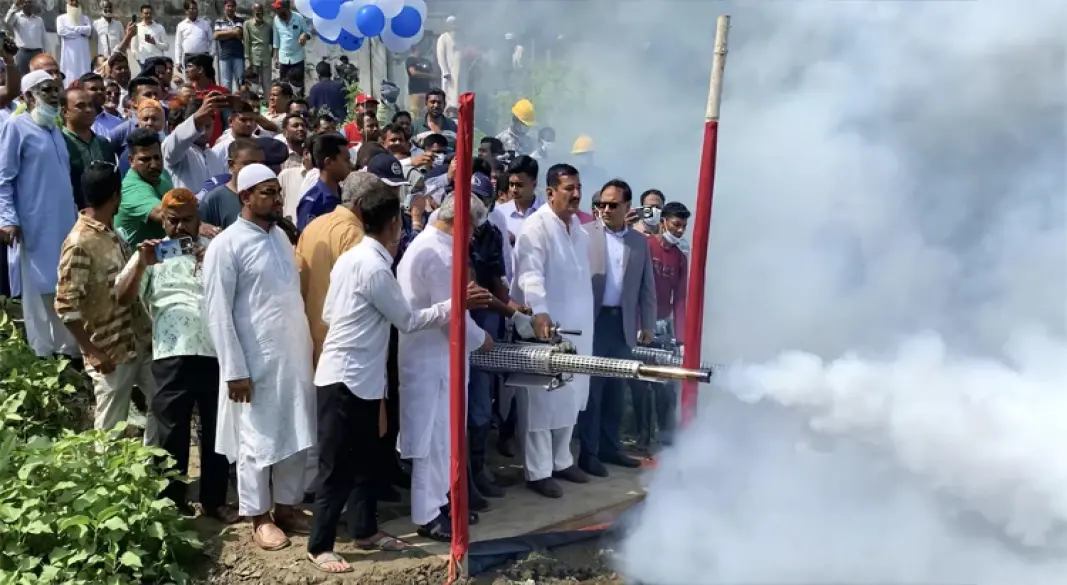 ভূমিমন্ত্রী মিজানুর রহমান মিনু শনিবার পবা উপজেলার বায়া ব্রিজ সংলগ্ন গাংগপাড়া খালে জেলা প্রশাসনের আয়োজনে ডেঙ্গুসহ মশাবাহিত অন্যান্য রোগ প্রতিরোধে পরিষ্কার-পরিচ্ছন্নতা কর্মসূচির উদ্বোধন করেন