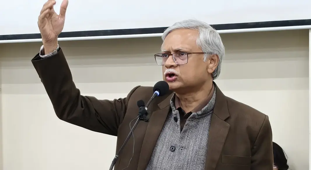 সেমিনারে বক্তব্য দেন রাবি উপাচার্য প্রফেসর ড. সালেহ হাসান নকিব।