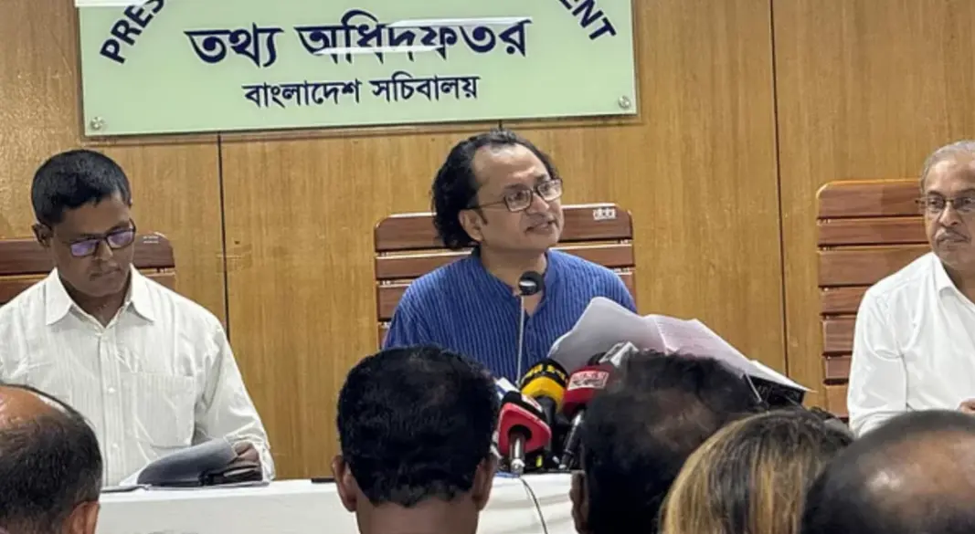 নিয়মিত সংবাদ সম্মেলনে প্রধানমন্ত্রীর তথ্য ও সম্প্রচার উপদেষ্টা জাহেদ উর রহমান। ছবি: সংগৃহীত