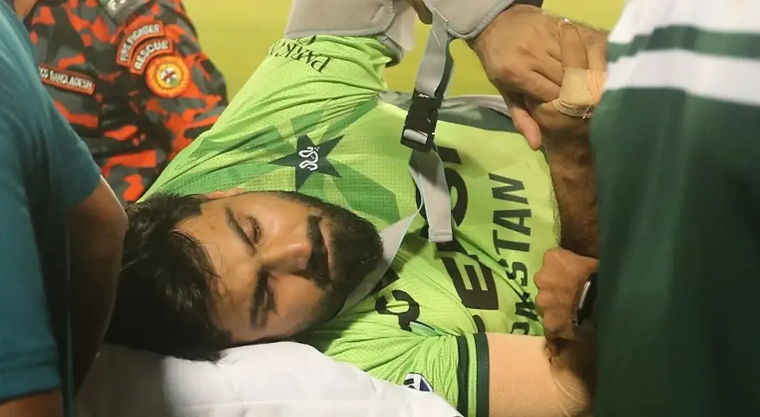 মাঠ থেকে হুসাইন তালাতকে নেওয়ার পথে। ছবি : সংগৃহীত