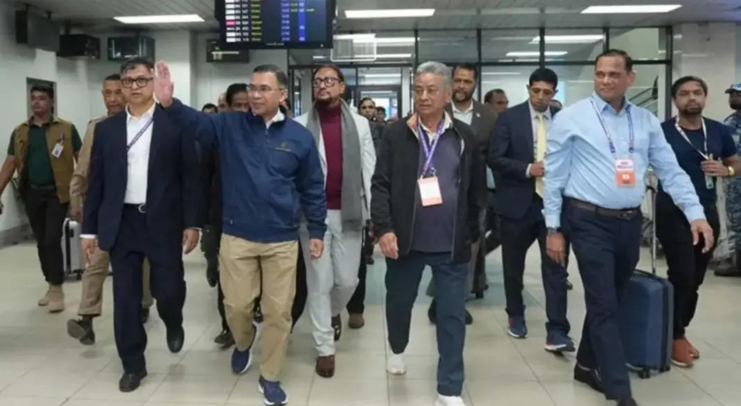 তারেক রহমানকে চট্টগ্রাম বিমানবন্দরে তাকে স্বাগত জানান বিএনপির স্থায়ী কমিটির সদস্য সালাহউদ্দিন আহমদ, আমীর খসরু মাহমুদ চৌধুরীসহ অন্য নেতাকর্মীরা।