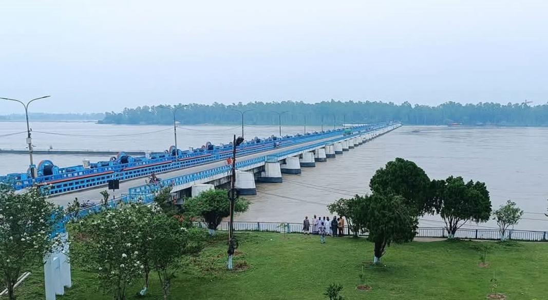 নদীর বুকে নির্মিত বাঁধ। ছবি: সংগৃহীত