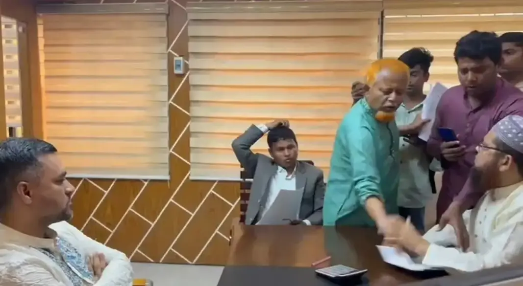 ইউএনও অফিস থেকে কাগজ ছিনিয়ে নিচ্ছেন বিএনপির সভাপতি।
