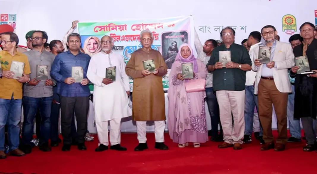 শনিবার অমর একুশে বইমেলা প্রাঙ্গণ পরিদর্শনের পর কয়েকটি নতুন বইয়ের মোড়ক উন্মোচন করেন সংস্কৃতিবিষয়ক মন্ত্রী ও প্রতিমন্ত্রী। ছবি : পিআইডি