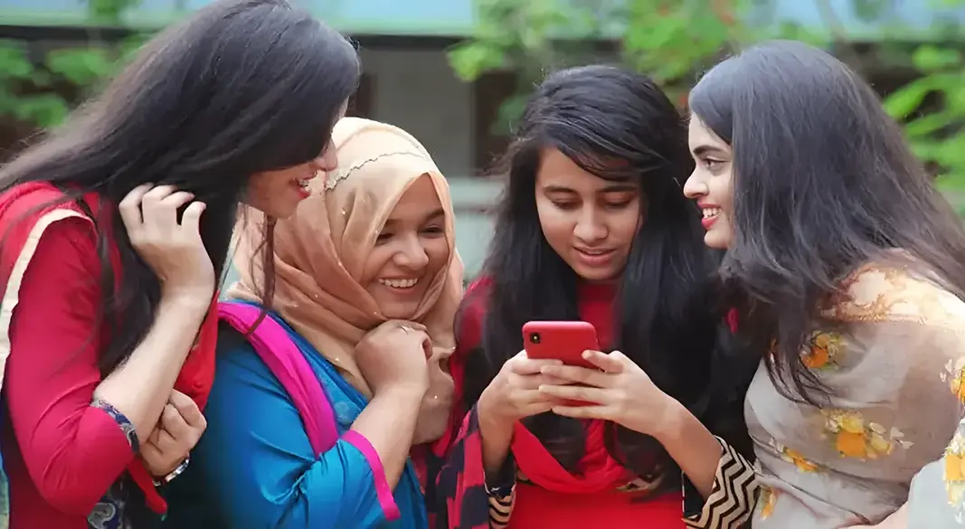 মোবাইল দেখছেন শিক্ষার্থীরা। ছবি: সংগৃহীত