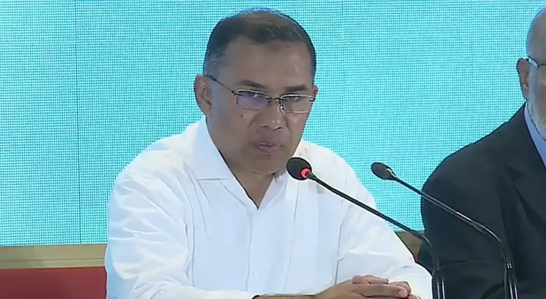 সাংবাদিকদের সঙ্গে কথা বলছেন বিএনপি চেয়ারম্যান তারেক রহমান। ছবি : সংগৃহীত