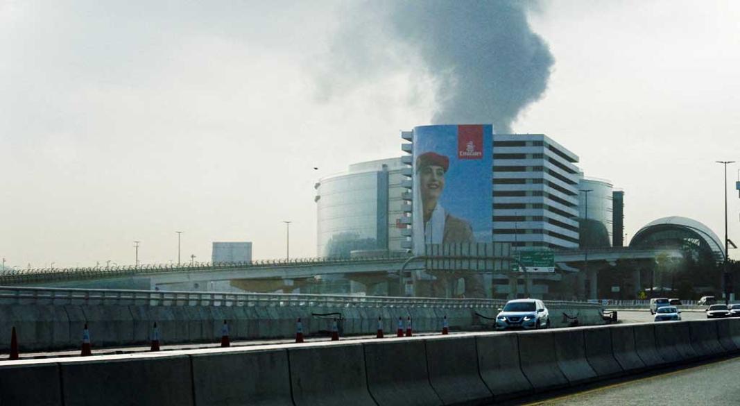 ইরানি ড্রোন হামলায় দুবাই বিমানবন্দরের কাছে একটি জ্বালানি ট্যাংকে আগুন ধরে যায়। ছবি: রয়টার্স