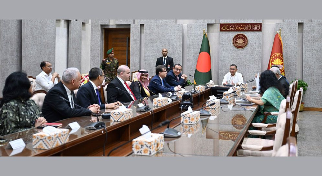 সচিবালয়ে মঙ্গলবার প্রধানমন্ত্রী তারেক রহমানের সঙ্গে সৌজন্য সাক্ষাৎ করেন ওআইসিভুক্ত দেশগুলোর রাষ্ট্রদূত ও হাইকমিশনাররা।