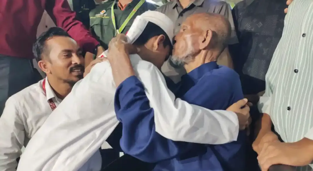 পরিবারের সঙ্গে প্রবাসী আমির হোসেন। ছবি : সংগৃহীত