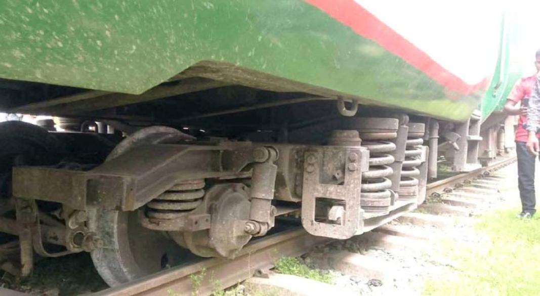 ব্রহ্মপুত্র ট্রেনের পাওয়ার কারের লাইনচ্যুত চাকা।