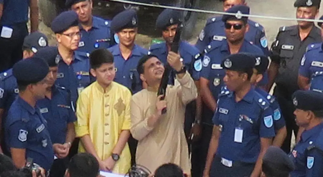 শোলাকিয়া ঈদগাহ ময়দানে মুসল্লিরা জামাতে দাঁড়ান বন্দুকের গুলির আওয়াজে। ছবি : সংগৃহীত