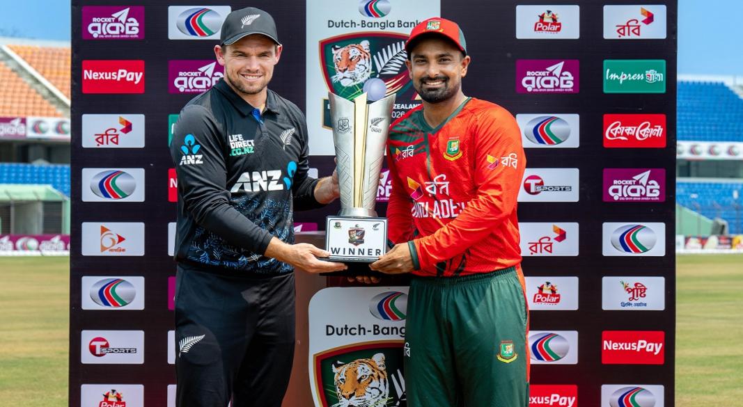 ট্রফি হাতে দুই দলের অধিনায়ক। ছবি : বিসিবি