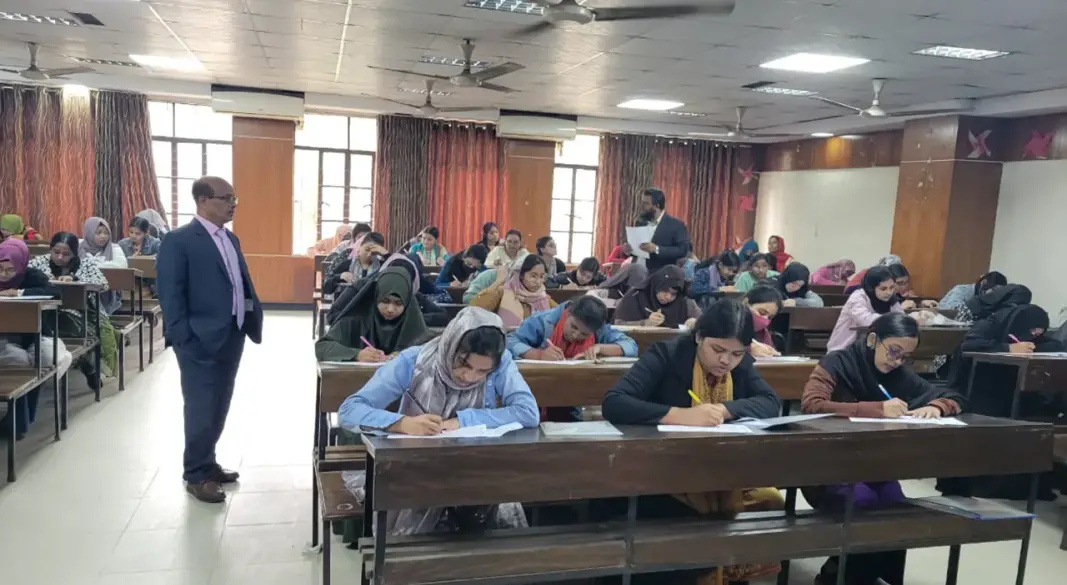 জাহাঙ্গীরনগর বিশ্ববিদ্যালয়ে (জাবি) ভর্তি পরীক্ষা। ছবি : সংগৃহীত