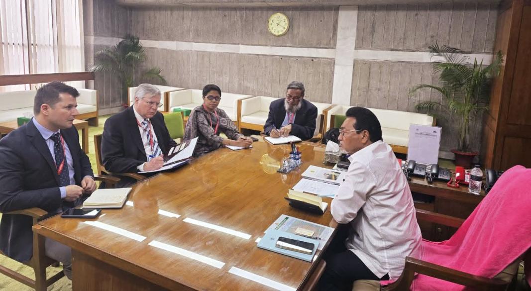 চীফ হুইপ মো. নূরুল ইসলামের সঙ্গে আইএফইএস- এর একটি দলের সৌজন্য সাক্ষাৎকালে |