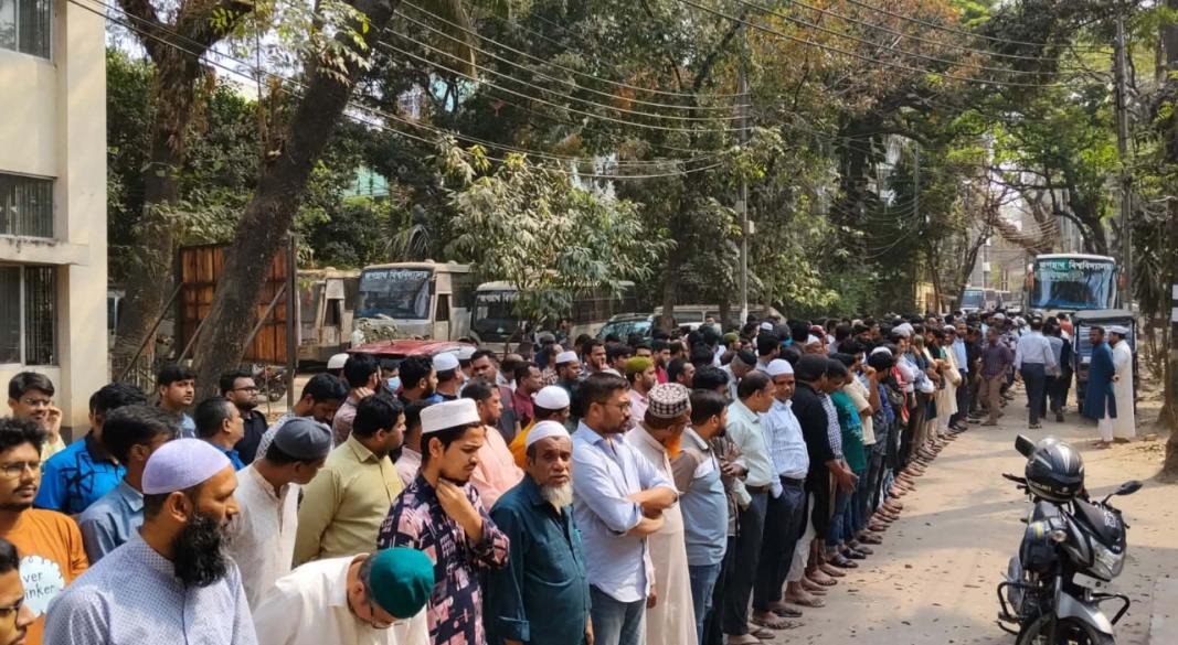 জানাজায় শিক্ষার্থীরা।