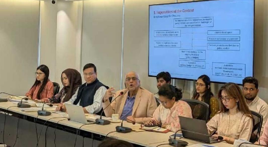 রাজধানীর ধানমণ্ডিতে এ বিষয়ে কথা বলেন অর্থনীতিবিদ ড. দেবপ্রিয় ভট্টাচার্য। সংগৃহীত ছবি