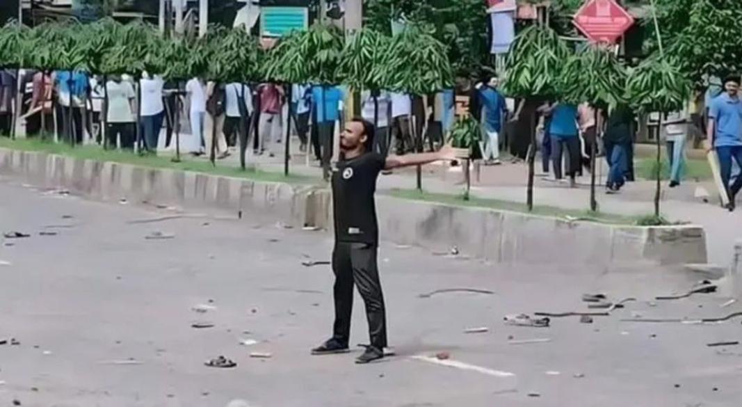 চব্বিশের জুলাইয়ে বৈষম্যবিরোধী ছাত্র আন্দোলনে দুই হাত প্রসারিত করে পুলিশের সামনে বুক পেতে দেন আবু সাঈদ। ছবি: সংগৃহীত