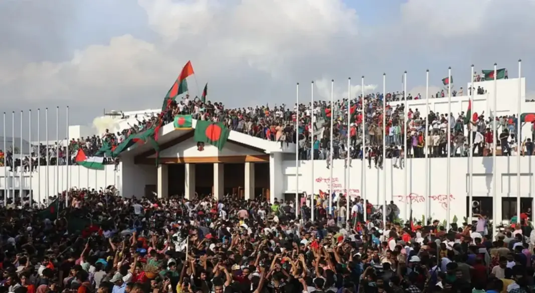 জুলাই গণঅভ্যুত্থানের চূড়ান্ত মুহূর্ত। ছবি : সংগৃহীত