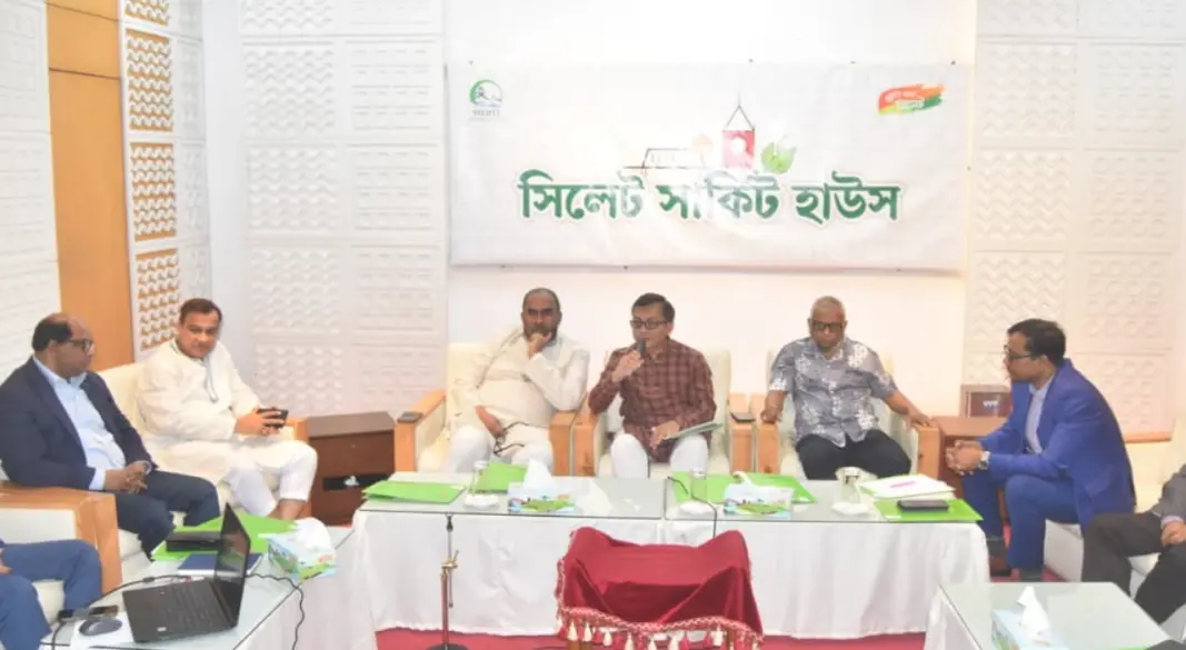 দুপুরে সিলেট সার্কিট হাউসে প্রশাসনের বিভিন্ন কর্মকর্তার সঙ্গে মতবিনিময় করেন বাণিজ্যমন্ত্রী খন্দকার আব্দুল মুক্তাদির। ছবি : সংগৃহীত