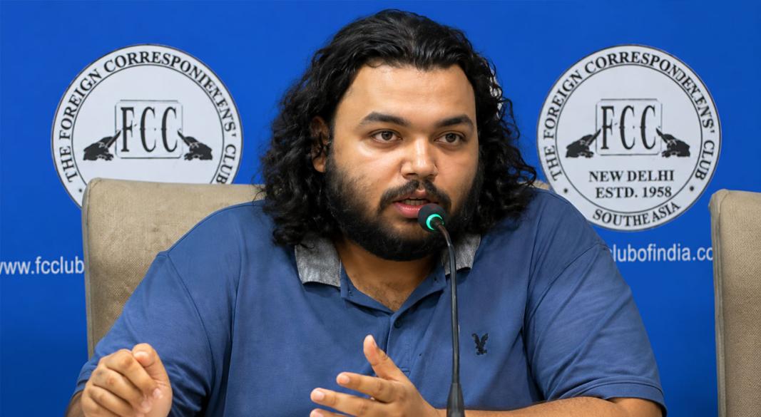 ভারতে অবস্থানরত শেখ হাসিনার ভার্চুয়াল বক্তব্যের অনুষ্ঠানে উপস্থাপক আবু ওবাইদাহ অরিন। ছবি: সংগৃহীত