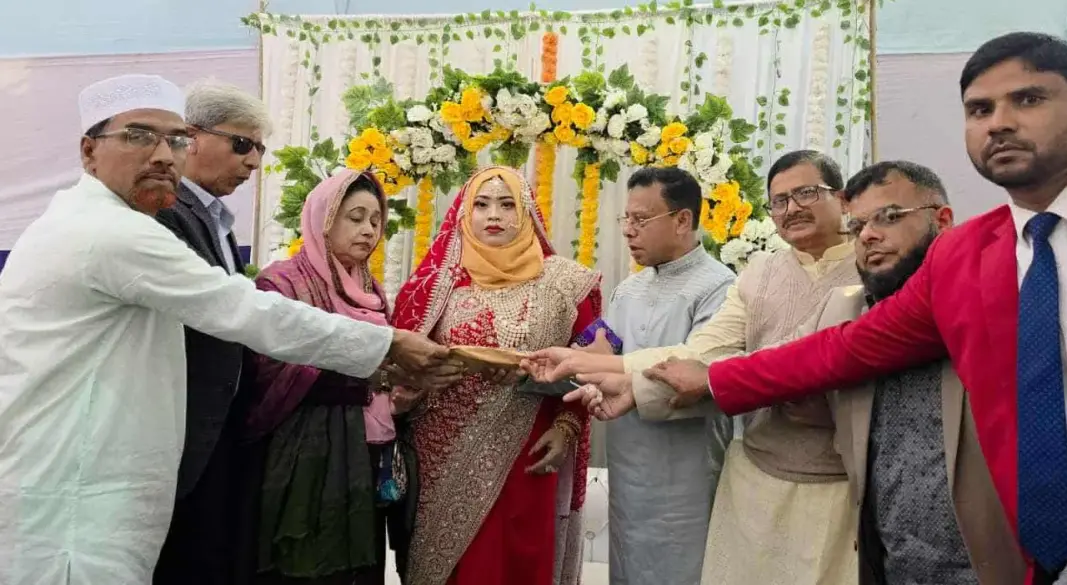 শহীদ জাকিরের মেয়ের হাতে উপহার তুলে দেন ‘আমরা বিএনপি পরিবার’-এর সদস্যরা