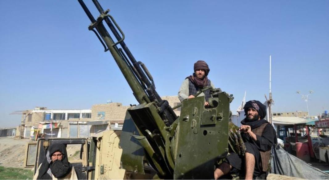 সীমান্তে ভারী অস্ত্র নিয়ে তালেবান যোদ্ধাদের অবস্থান। বুধবার কান্দাহারের স্পিন বোলডাক এলাকায়। ছবি: সংগৃহীত