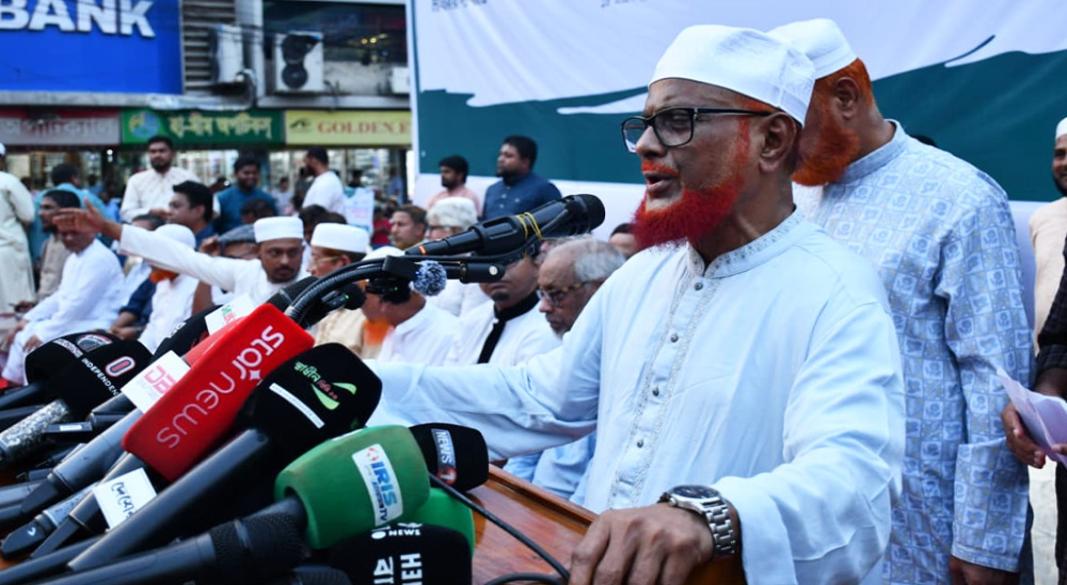 বক্তব্য রাখছেন বাংলাদেশ জামায়াতে ইসলামীর নায়েবে আমির ও সংসদ সদস্য এ টি এম আজহারুল ইসলাম।