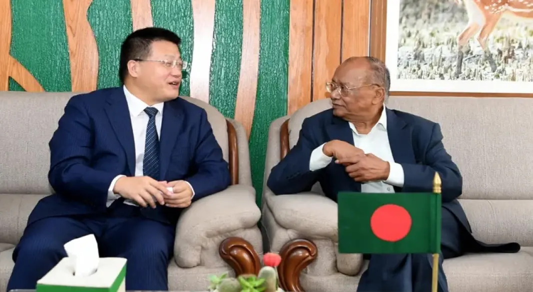 পরিবেশ, বন ও জলবায়ু পরিবর্তন মন্ত্রী আবদুল আউয়াল মিন্টুর  সঙ্গে বাংলাদেশে নিযুক্ত চীনের রাষ্ট্রদূত ইয়াও ওয়েন সৌজন্য সাক্ষাৎ করেছেন। ছবি: পিআইডি