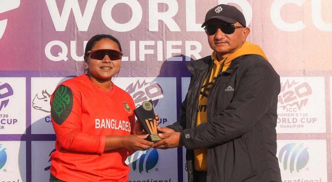 ম্যাচসেরার পুরস্কার নিচ্ছেন মেঘলা। ছবি : বিসিবি