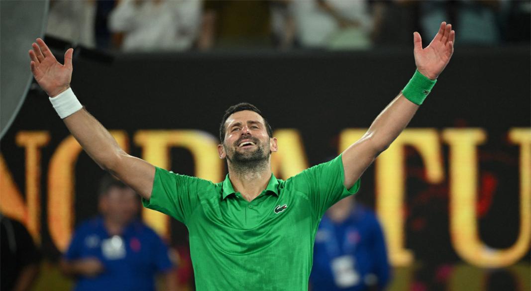 ইতালির জ্যানিক সিনারের বিপক্ষে সেমিফাইনাল ম্যাচে জয় এভাবেই উদযাপন করেন সার্বিয়ার নোভাক জোকোভিচ। ছবি : রয়টার্স