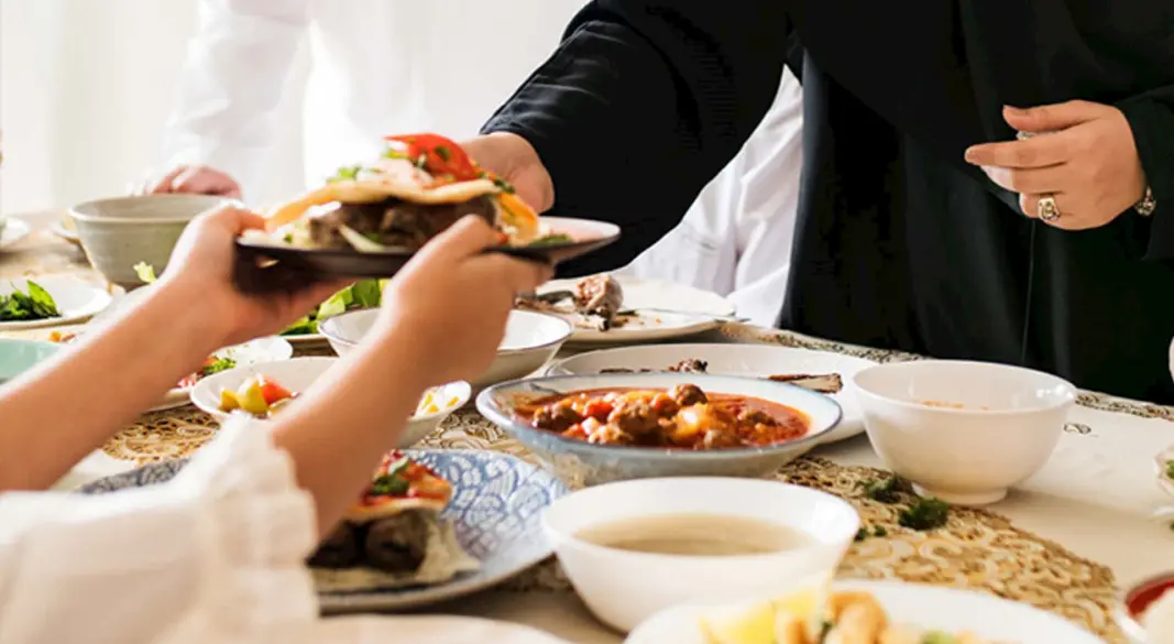 রাসুল (সা.) বলেছেন, তোমরা ‘বিসমিল্লাহি ওয়া বারাকাতিল্লাহ’ বলে খাবার গ্রহণ করো | ছবি : সংগৃহীত