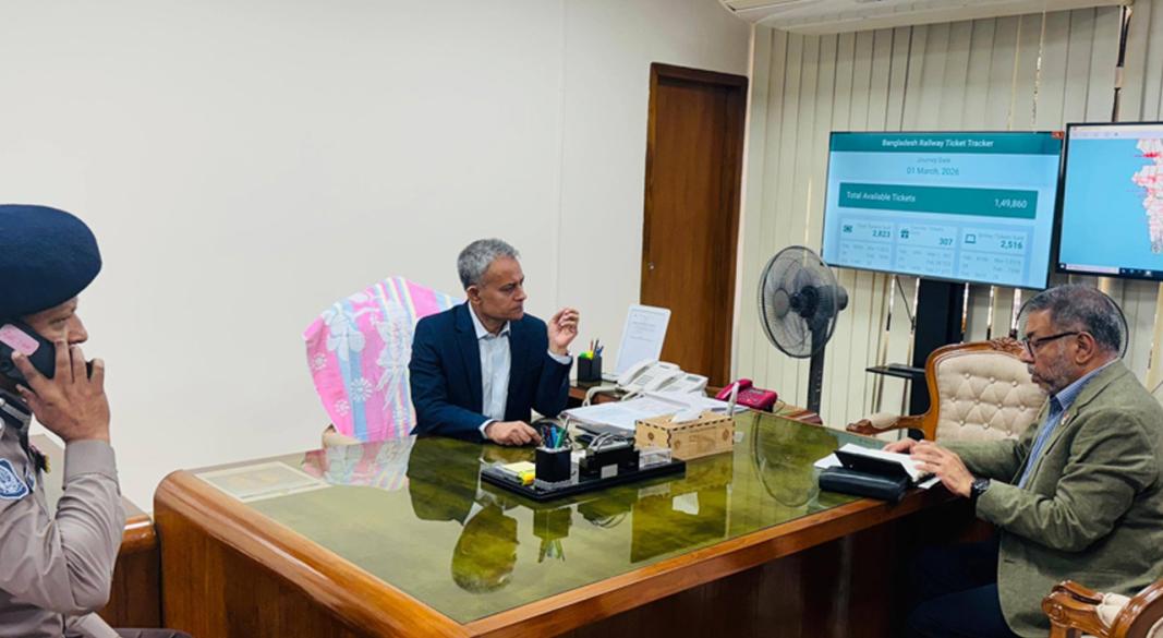 সড়ক পরিবহন ও মহাসড়ক বিভাগের সম্মেলনকক্ষে আয়োজিত এক সংবাদ সম্মেলনে সড়ক, রেল ও নৌপরিবহণমন্ত্রী শেখ রবিউল আলম | ছবি : সংগৃহীত