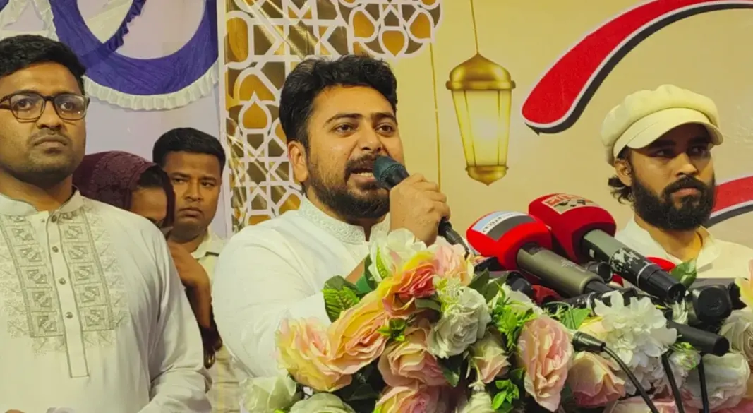 ময়মনসিংহের সার্কিট হাউজ মাঠে বক্তব্য দিচ্ছেন এনসিপির আহ্বায়ক নাহিদ ইসলাম।