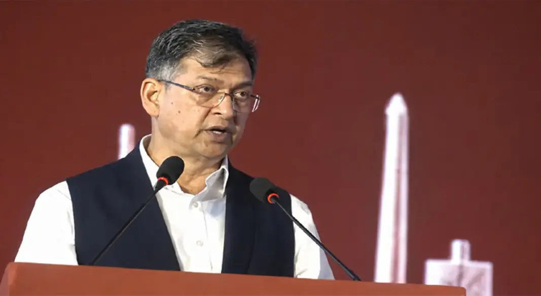 সিইআইজেডের ভিত্তিপ্রস্তর স্থাপন অনুষ্ঠানে বক্তব্য দেন স্বরাষ্ট্রমন্ত্রী সালাহউদ্দিন আহমদ। ছবি: সংগৃহীত