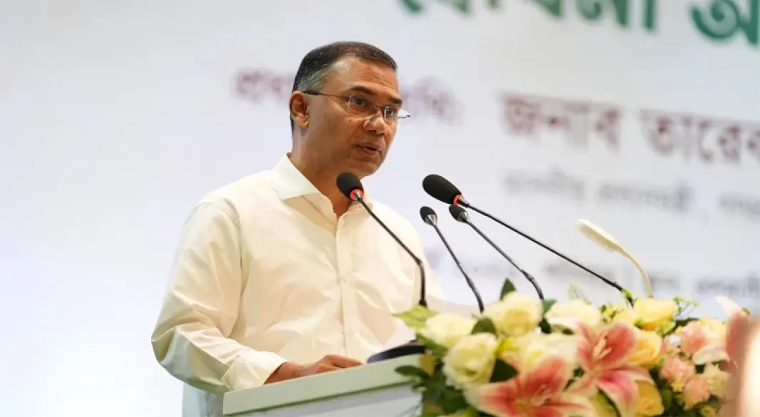 প্রধানমন্ত্রী তারেক রহমান শনিবার রাজধানীর ওসমানী স্মৃতি মিলনায়তনে ইমাম, মুয়াজ্জিন এবং বিভিন্ন ধর্মের ধর্মীয় নেতাদের সরকারি সম্মানি প্রদান কার্যক্রমের উদ্বোধন করেন। ছবি : পিএমও