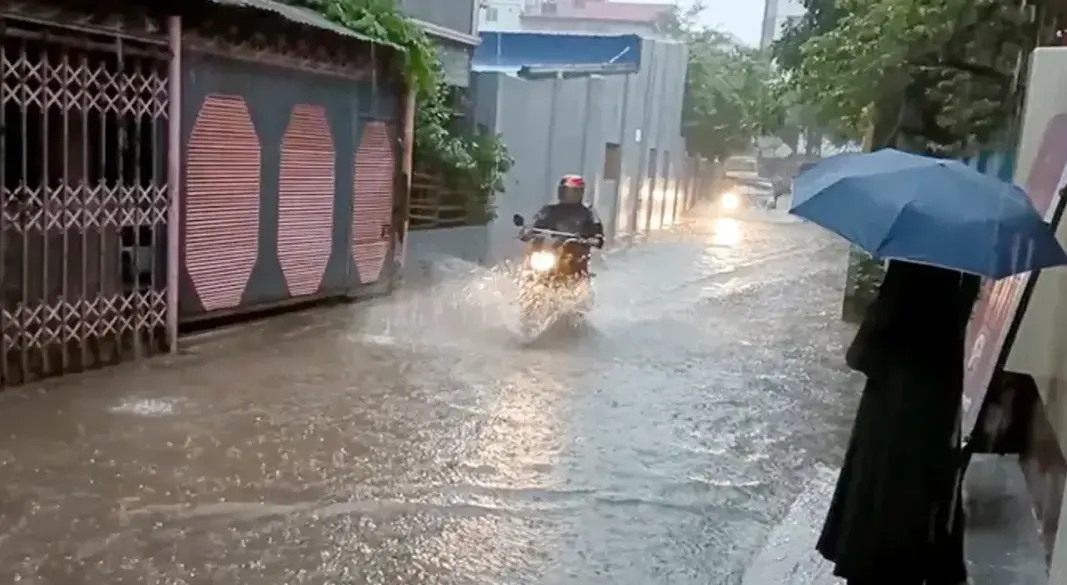 বৃষ্টিতে পানি রাস্তায় জমে গেছে। ছবি : সংগৃহীত