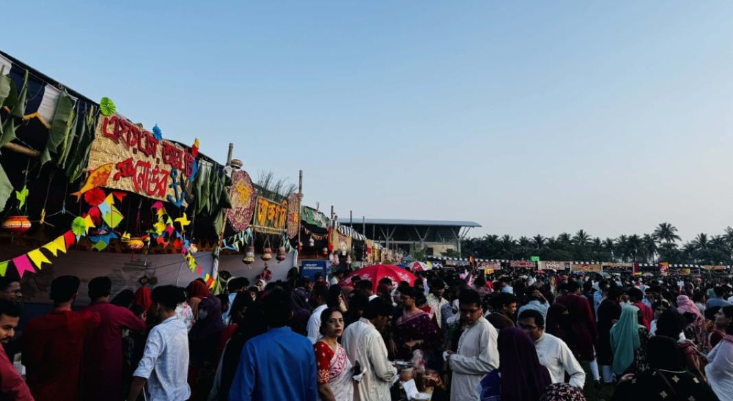 খুলনা বিশ্ববিদ্যালয়ের বৈশাখী মেলায় দর্শনার্থীদের ভিড়