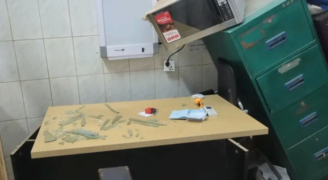 ভাঙচুর করা হয় হাসপাতালের জরুরি বিভাগ।