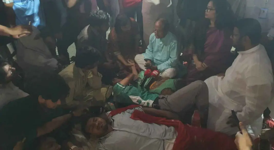 অনশনে বসা তিন শিক্ষার্থীর দাবি শুনতে রাজু ভাস্কর্যে যান ঢাবির উপাচার্য অধ্যাপক ড. এ বি এম ওবায়দুল ইসলাম। ছবি : সংগৃহীত