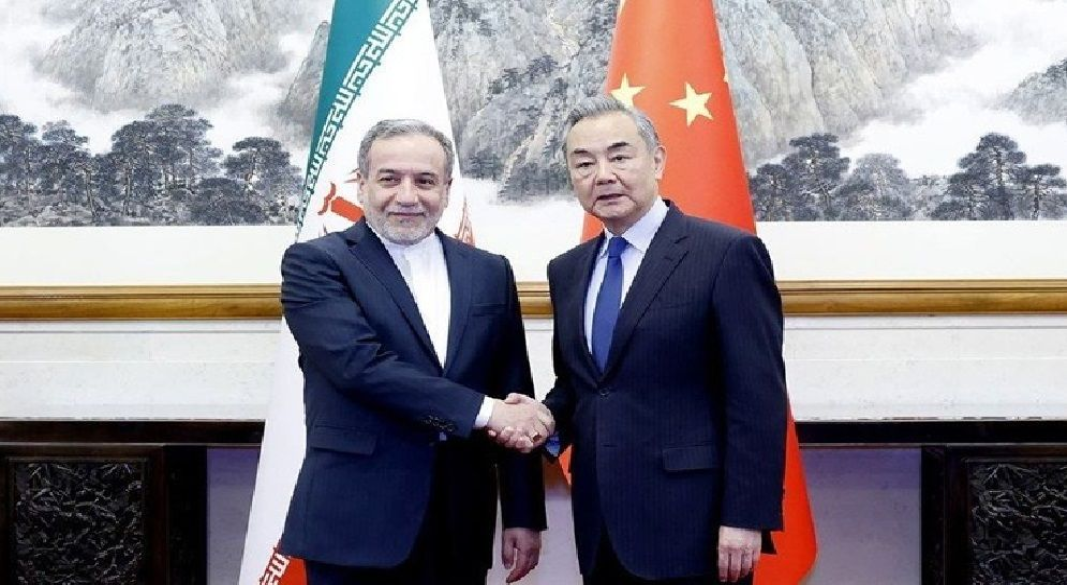 চীনের পররাষ্ট্রমন্ত্রী ওয়াং ইয়ের সঙ্গে ইরানের পররাষ্ট্রমন্ত্রী আব্বাস আরাগচি। সংগৃহীত ছবি