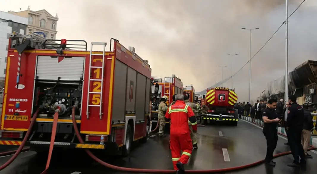 আগুন নিয়ন্ত্রণে ফায়ার সার্ভিসের কর্মীরা। ছবি : সংগৃহীত