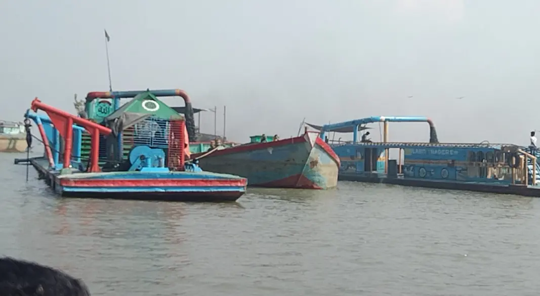 মেঘনা নদী থেকে অবৈধভাবে বালু উত্তোলন। ছবি : সংগৃহীত