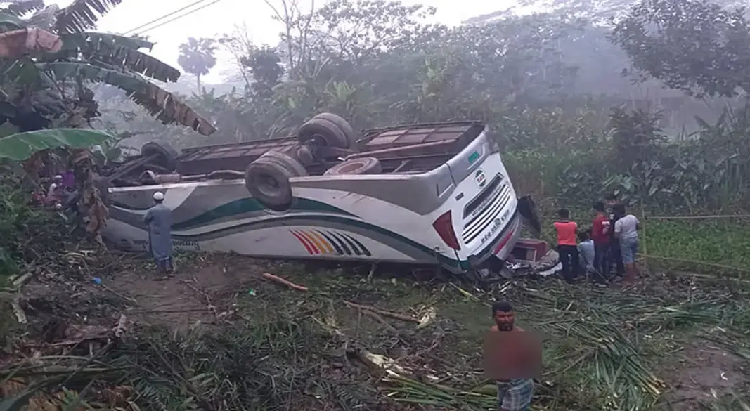 গৌরনদীর বাটাজোড় এলাকায় একটি যাত্রীবাহী বাস নিয়ন্ত্রণ হারিয়ে পাশের খাদে উল্টে পড়ে। ছবি : সংগৃহীত
