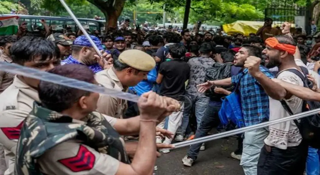 সাম্প্রতিক ছাত্র আন্দোলনে পুলিশের হামলা। ছবি: ইন্ডিয়া টুডে থেকে সংগৃহীত