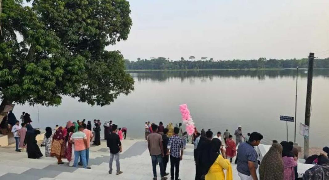 হজরত খানজাহান আলী (রহ.)-এর মাজারের দিঘি (ছবি: সংগৃহীত)