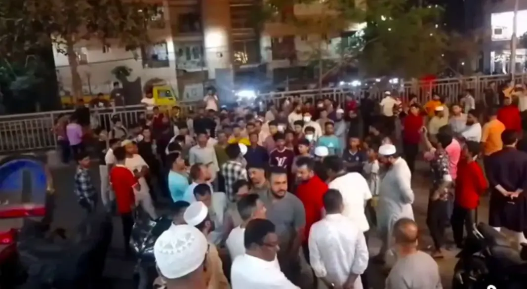 রাজধানীর আধাবর থানা ঘেরাও করেছেন এলাকাবাসী শ্রমিকরা। ছবি : সংগৃহীত